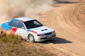 Teciomar Ábila apresenta os rallys mais extremos do planeta, onde coragem e velocidade desafiam todos os limites.