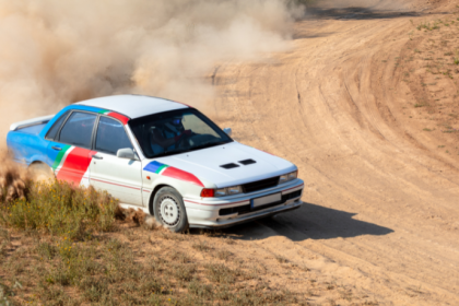 Teciomar Ábila apresenta os rallys mais extremos do planeta, onde coragem e velocidade desafiam todos os limites.