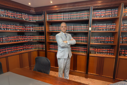 A regulamentação da reforma tributária impacta grandes grupos econômicos com novas regras e ajustes estruturais, explica Leonardo Manzan.