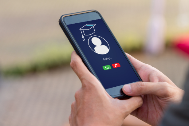 Sérgio Bento De Araújo destaca como a comunicação escola–família via aplicativos eleva a transparência e o engajamento diário.