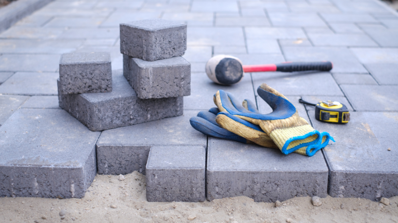 Ausência de contenção adequada, mau dimensionamento e execução incorreta comprometem o intertravado — veja os principais erros que elevam a manutenção segundo Valderci Malagosini Machado.