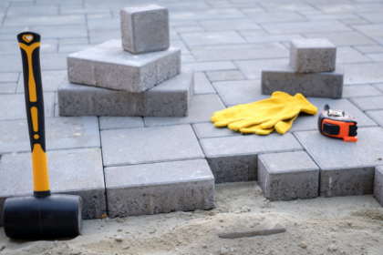 Guia e contenção lateral no intertravado: quais são os erros comuns que geram manutenção? Identifique falhas frequentes de projeto e execução com a análise de Valderci Malagosini Machado.