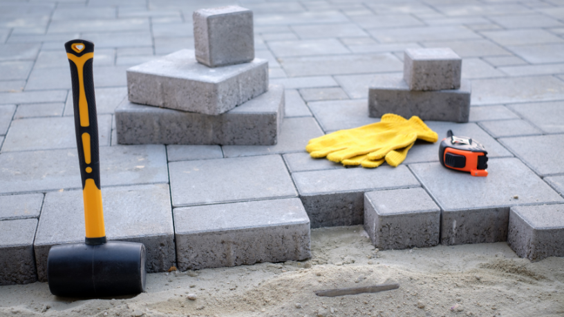 Guia e contenção lateral no intertravado: quais são os erros comuns que geram manutenção? Identifique falhas frequentes de projeto e execução com a análise de Valderci Malagosini Machado.