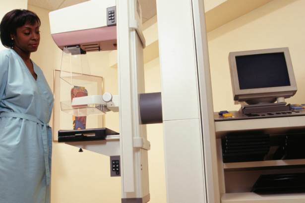 Estilo de vida e prevenção do câncer de mama: hábitos saudáveis e a prática regular de exercícios, como explica Vinicius Tadeu Sattin Rodrigues, são aliados importantes na proteção da saúde feminina.