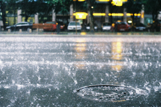 Chuva forte deixa o Rio Grande do Sul em alerta vermelho e famílias fora de casa
