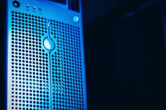 Rack de servidores moderno iluminado em azul no interior de um datacenter.